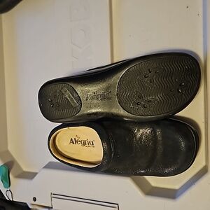Alegria shimmery black clogs